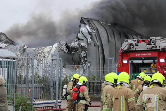 Grote zwarte rookwolken bij industriebrand