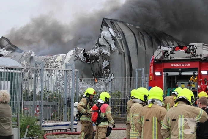 Grote zwarte rookwolken bij industriebrand
