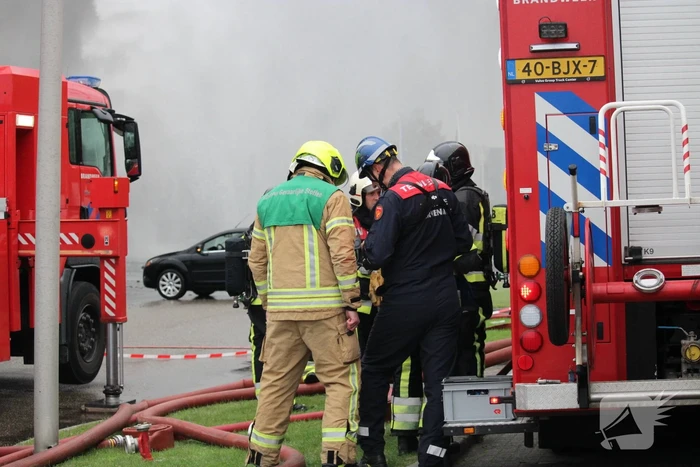Grote zwarte rookwolken bij industriebrand