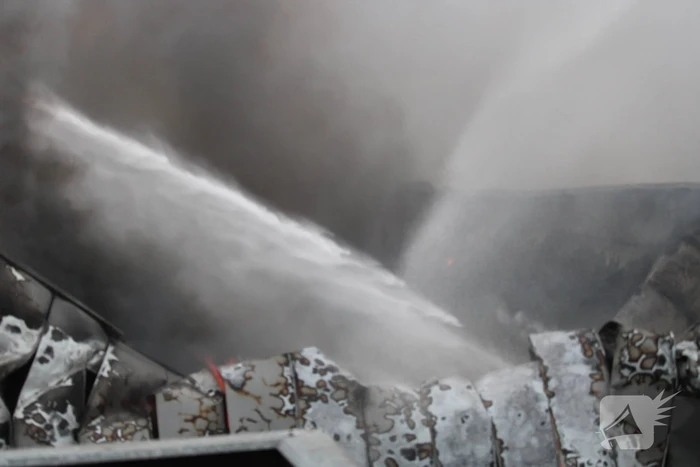 Grote zwarte rookwolken bij industriebrand