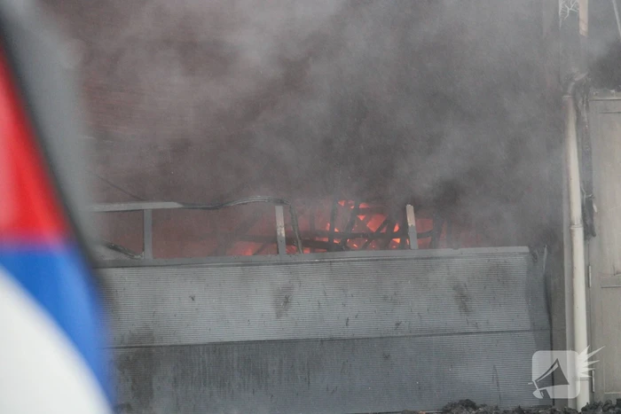 Grote zwarte rookwolken bij industriebrand