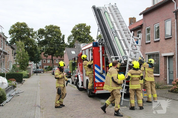 Steiger waait om door harde wind
