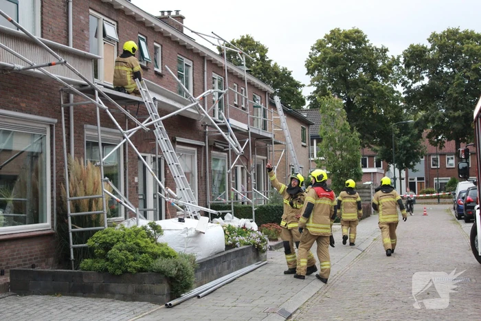 Steiger waait om door harde wind