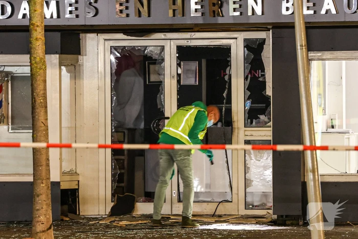 Kapperszaak beschadigd door explosie