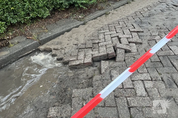 Schade aan weg door waterlekkage