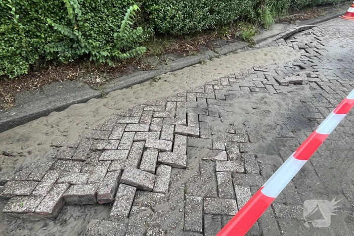 Schade aan weg door waterlekkage