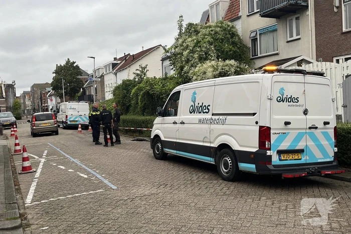 Schade aan weg door waterlekkage