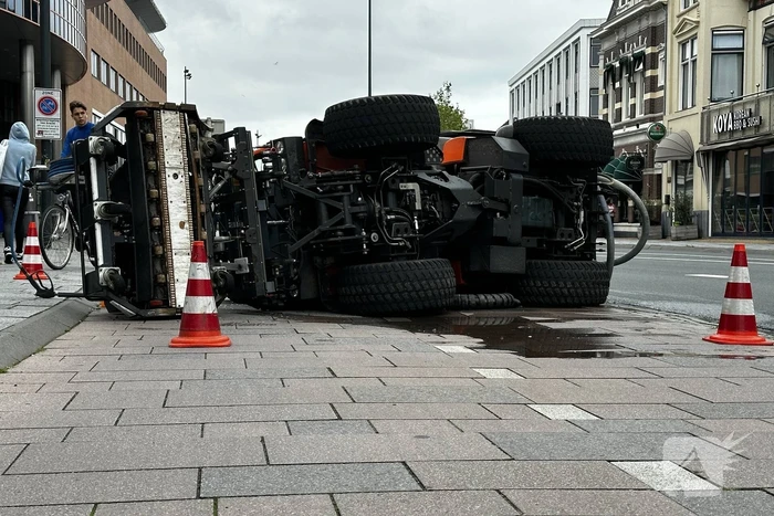 Voertuig van onkruidverdelger kantelt op fietspad