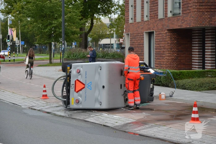 Voertuig van onkruidverdelger kantelt op fietspad