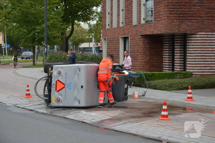 Voertuig van onkruidverdelger kantelt op fietspad