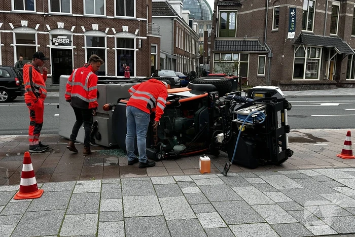 Voertuig van onkruidverdelger kantelt op fietspad