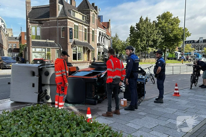 Voertuig van onkruidverdelger kantelt op fietspad
