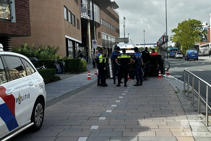 Voertuig van onkruidverdelger kantelt op fietspad