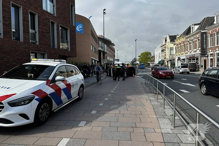 Voertuig van onkruidverdelger kantelt op fietspad