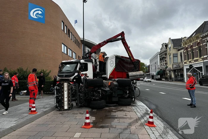 Voertuig van onkruidverdelger kantelt op fietspad