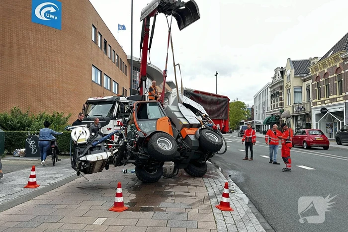 Voertuig van onkruidverdelger kantelt op fietspad