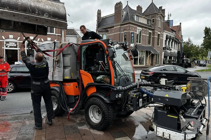 Voertuig van onkruidverdelger kantelt op fietspad
