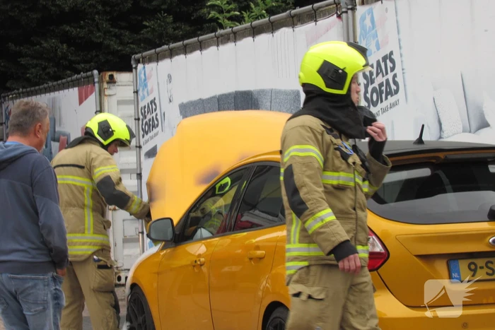 Brandweer heeft autobrand snel onder controle