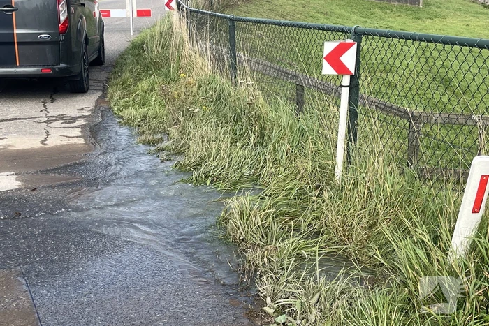 Deel van dijk weggezakt door lekkage