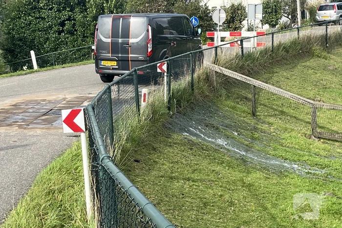 Deel van dijk weggezakt door lekkage