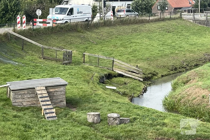 Deel van dijk weggezakt door lekkage