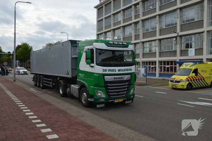 Gewonde bij ongeval tussen scooter en vrachtwagen