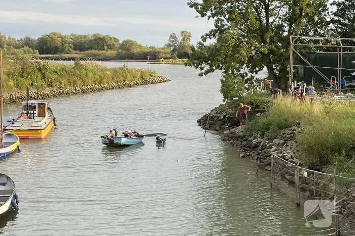 Auto en trailer verdwijnen volledig onder water