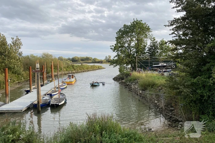 Auto en trailer verdwijnen volledig onder water
