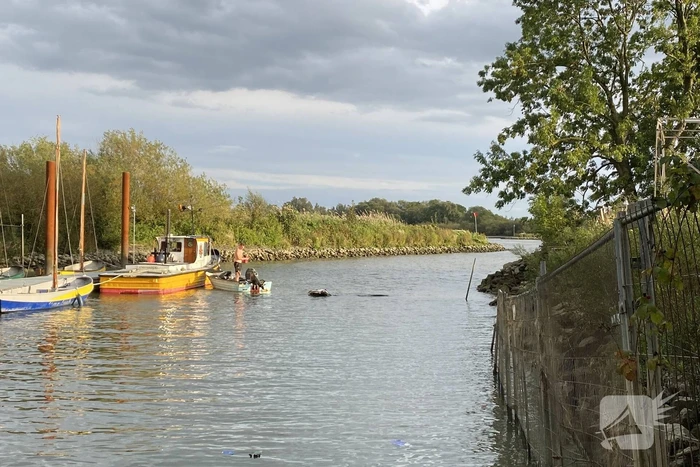 Auto en trailer verdwijnen volledig onder water
