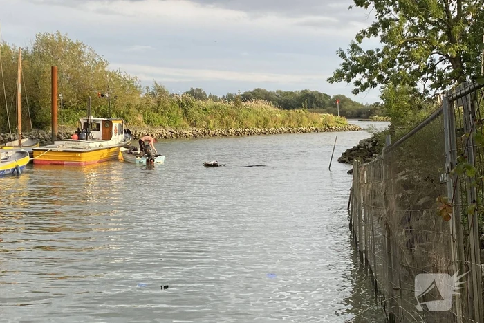 Auto en trailer verdwijnen volledig onder water
