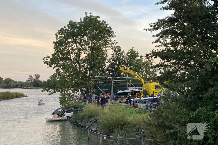 Auto en trailer verdwijnen volledig onder water