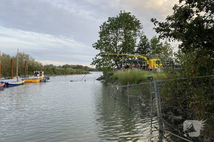 Auto en trailer verdwijnen volledig onder water