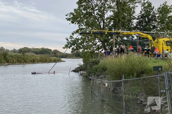 Auto en trailer verdwijnen volledig onder water