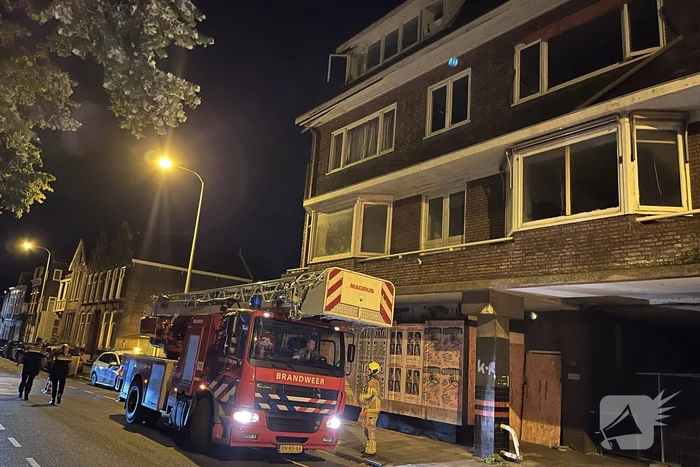 Losse dak delen dreigen te vallen