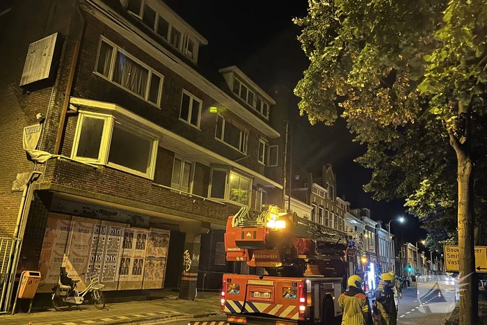 Losse dak delen dreigen te vallen