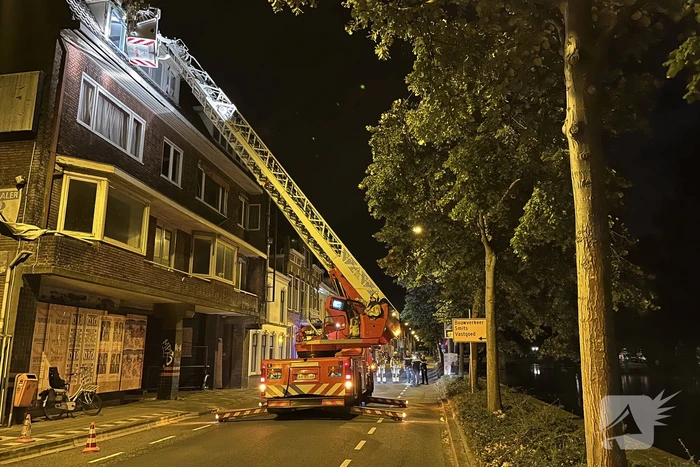 Losse dak delen dreigen te vallen