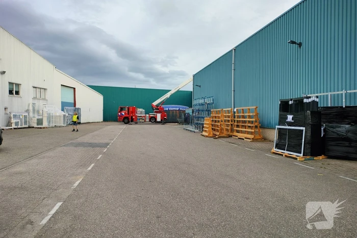 Brand in bedrijfspand snel onder controle