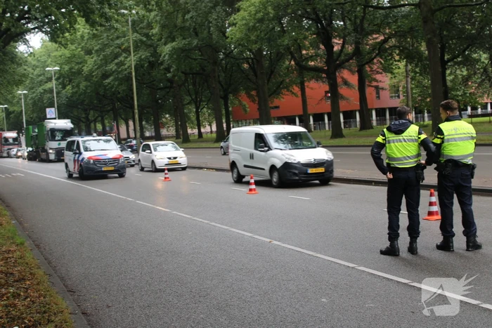 Veel schade bij botsing tussen drie voertuigen