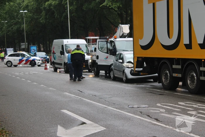 Veel schade bij botsing tussen drie voertuigen