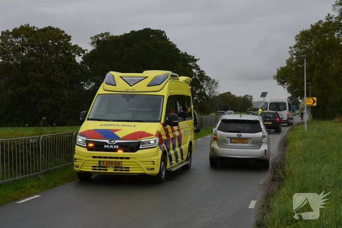 Motorrijder en automobilist in botsing