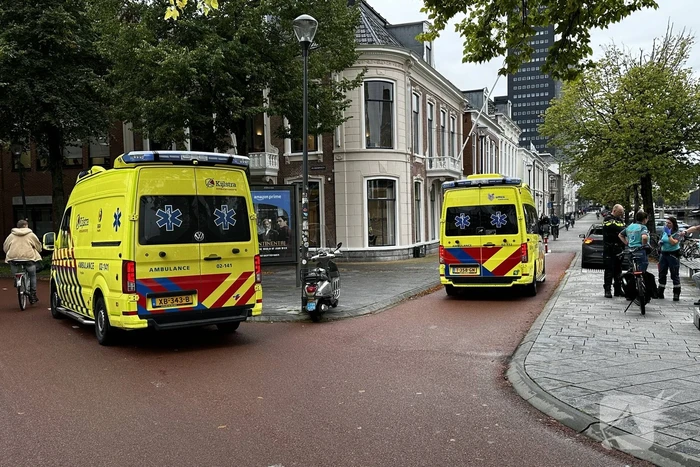 Scooterrijder en fiets in botsing
