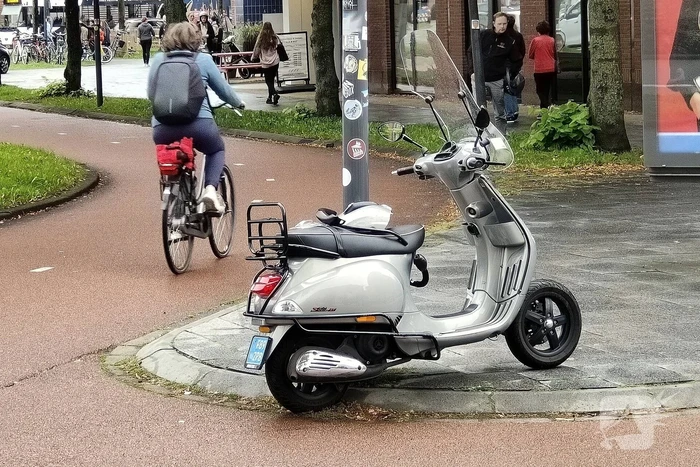 Scooterrijder en fiets in botsing