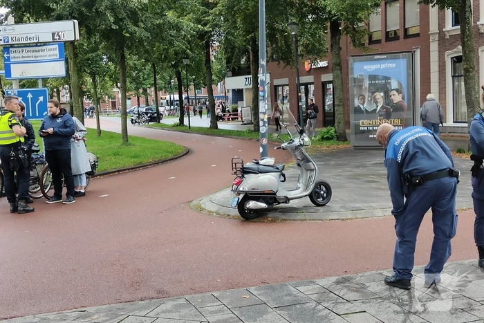 Scooterrijder en fiets in botsing
