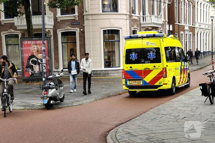 Scooterrijder en fiets in botsing