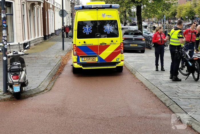 Scooterrijder en fiets in botsing