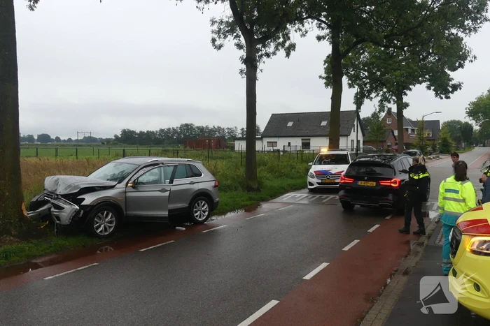 Auto zwaar beschadigd na botsing op boom