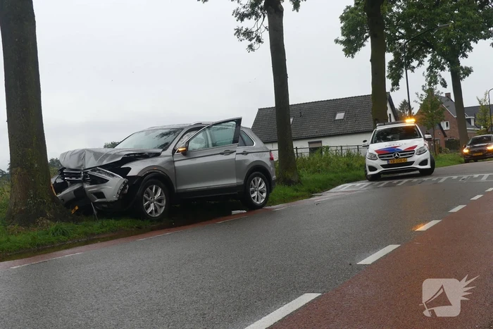 Auto zwaar beschadigd na botsing op boom