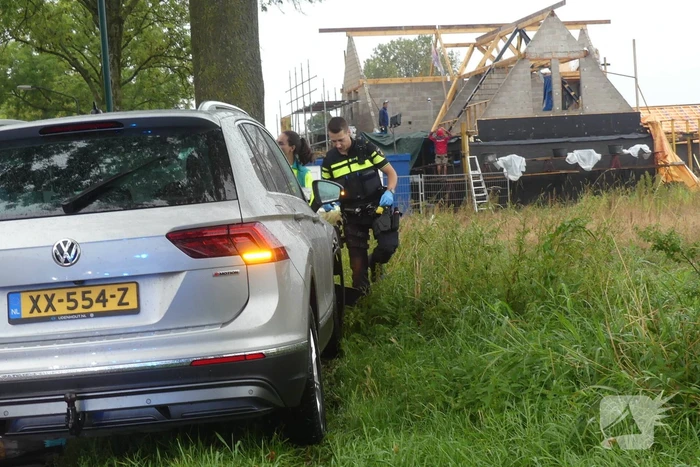 Auto zwaar beschadigd na botsing op boom