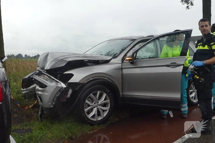 Auto zwaar beschadigd na botsing op boom