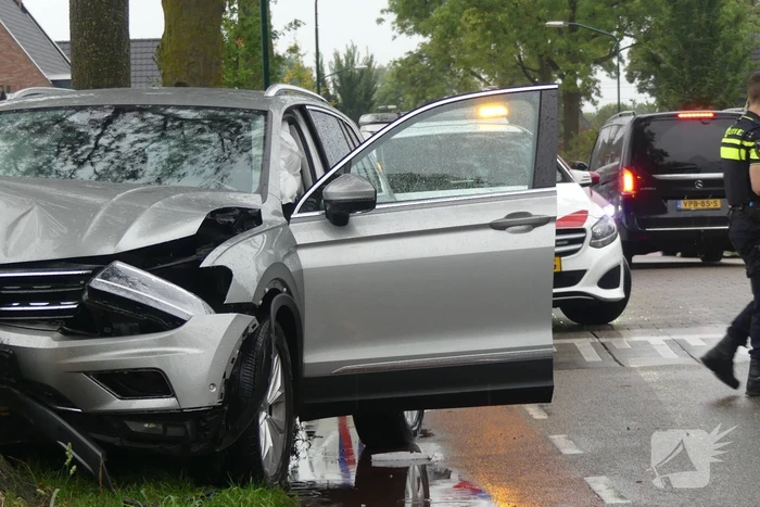 Auto zwaar beschadigd na botsing op boom
